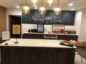Hampton Inn Monahans, Tx的厨房或小厨房
