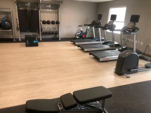 Hampton Inn Monahans, Tx的健身中心和/或健身设施