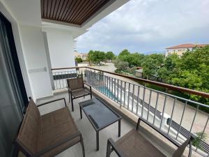 Balkon atau teras di Avilia Suites