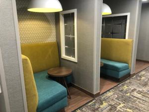 Hampton Inn Monahans, Tx的休息区