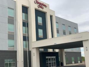 莫纳汉斯Hampton Inn Monahans, Tx的顶部有标志的建筑物