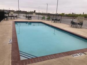 莫纳汉斯Hampton Inn Monahans, Tx的一个蓝色海水的大型游泳池