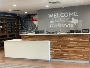 莫纳汉斯Hampton Inn Monahans, Tx的一家商店柜台上的孤星状态标志的欢迎 更多16张照片