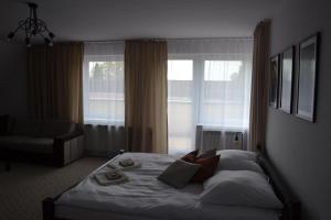 Posteľ alebo postele v izbe v ubytovaní Apartament i pokoje Szalawa
