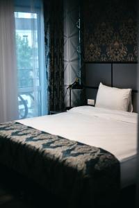 Customs House Hotel & SPA tesisinde bir odada yatak veya yataklar