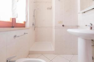坎普碼港的住宿－HelloElba Appartamento Azzurro，带淋浴、盥洗盆和卫生间的浴室