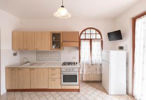 A cozinha ou kitchenette de HelloElba Appartamento Azzurro