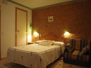 A bed or beds in a room at Hostal Yuste