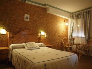 A bed or beds in a room at Hostal Yuste