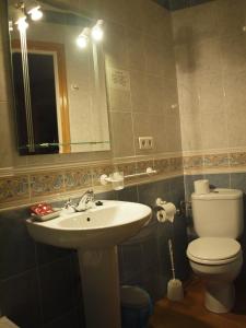 A bathroom at Hostal Yuste