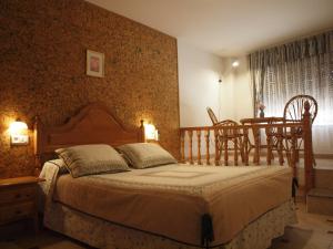 מיטה או מיטות בחדר ב-Hostal Yuste