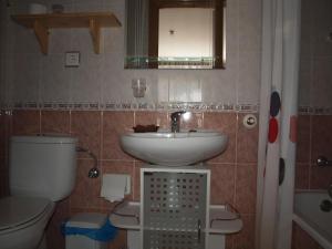 A bathroom at Hostal Yuste