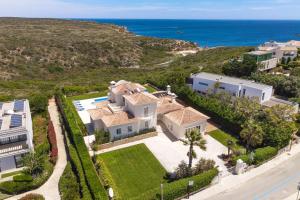 z góry widok na dom z oceanem w obiekcie Sea View Villa w mieście Sagres