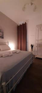 サンタ・マリア・アル・バーニョにあるCasa Carlottaのベッドルーム(大型ベッド1台、窓付)