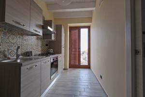 kuchnia ze zlewem i kuchenką w obiekcie La rosa dei venti, apartment 3 w mieście Porto Empedocle