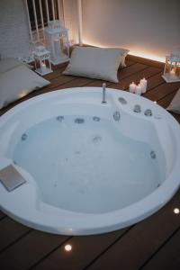 a bathroom with a white tub in a room at Pausa Mare Suite in Monopoli