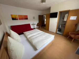 Säng eller sängar i ett rum på Hotel und Gästehaus Gute Quelle