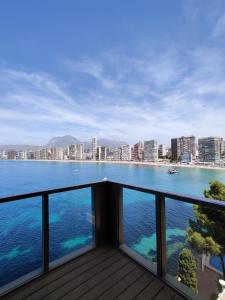 desde un balcón con vistas a un gran cuerpo de agua en GEMELOS Levante beach apartments, en Benidorm
