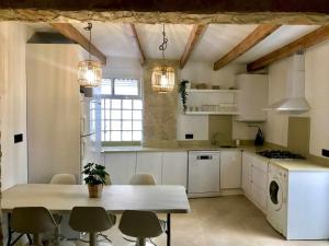 cocina con mesa y sillas en una habitación en Adosado Las Gaviotas Casa completa en Tarifa