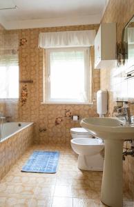 A bathroom at Appartamento Marconi 35 Pergine Valsugana