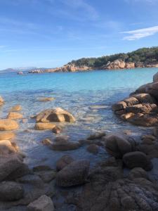 een groep rotsen in het water op een strand bij Seahouse Portorotondo in Porto Rotondo