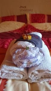 a pile of towels sitting on top of a bed at Fruzsi Vendégház in Szentbékkálla
