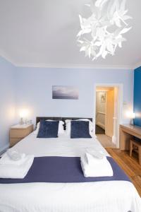 Un pat sau paturi într-o cameră la Cromer Guest House