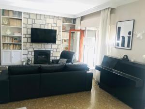 フエンヒロラにあるEspectacular Apartamento Reformado NEW LUXURY POOLのリビングルーム(黒いソファ、暖炉付)
