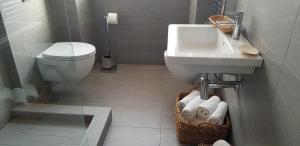 ein Bad mit einem WC und einem Waschbecken in der Unterkunft Bellagio Holiday Home in Bellagio