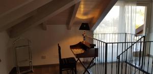 Habitación con escalera, piano y ventana en Bellagio Holiday Home en Bellagio