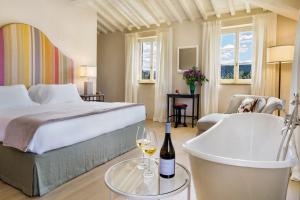 A bed or beds in a room at La Pietra Del Cabreo