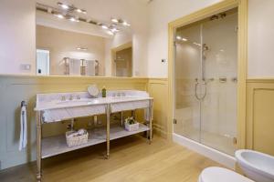A bathroom at La Pietra Del Cabreo