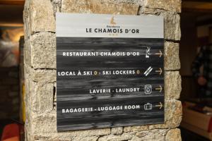 a sign that is on the side of a wall at Résidence Le Chamois d'Or in Val Thorens
