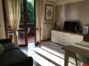 ein Wohnzimmer mit einem Sofa und einem TV in der Unterkunft antonellagardalake in Desenzano del Garda