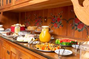 un buffet con platos de comida en una mesa en Hotel Colonial en Ouro Preto