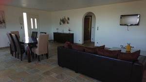 sala de estar con sofá y mesa en LOCANOMA en Corbara