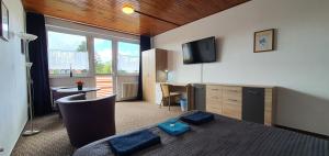 Cet appartement comprend une chambre avec un lit et une télévision. dans l'établissement M-Tourist, à Prague
