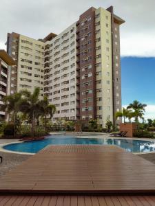 un gran edificio de apartamentos con una gran piscina en Spacious 2 Bedroom condo unit for rent, en Iloilo City