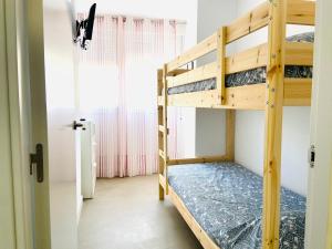 バレンシアにあるViva Valencia Apartmentsのベッドルーム1室(二段ベッド2組付)