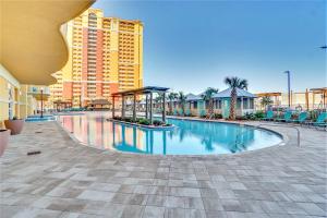 - une piscine au milieu d'un bâtiment dans l'établissement Calypso Beach Resort Tower 3 Rentals, à Panama City Beach