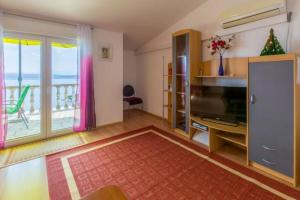 Televízia a/alebo spoločenská miestnosť v ubytovaní Apartmani Sil