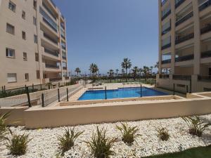basen przed budynkiem w obiekcie MAR & SAL Roquetas de Mar playa de las Salinas w mieście Roquetas de Mar