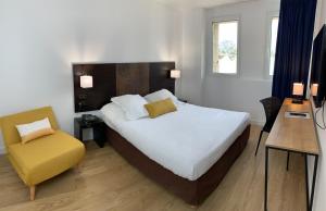 เตียงในห้องที่ Hotel Abbaye du Golf de Lésigny