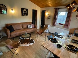 sala de estar con sofá y mesa en Chalet de l'écluse en Namur