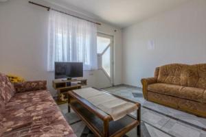Televízia a/alebo spoločenská miestnosť v ubytovaní Apartmani Sil