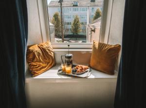 een bord eten en drinken op een vensterbank bij Central Georgian Plymouth 2 BR Apartment - Private Parking - By Habita Property in Plymouth
