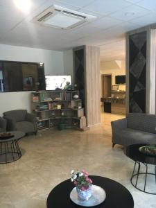 TV a/nebo společenská místnost v ubytování Saray Hotel