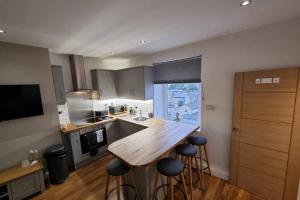 A kitchen or kitchenette at Crystal Cottage - 5 min walk from Holmfirth Town Centre