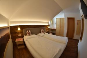 Rúm í herbergi á Hotel Gasthof Weiherbad