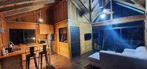 - un salon avec un canapé, une table et un bar dans l'établissement Energy Tulum Holistic Ranch, à Tulum